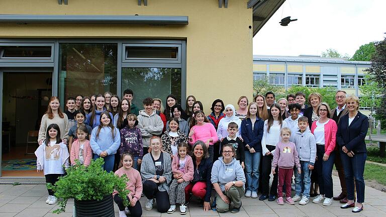 Freude beim Abschluss des Sprachförderprojekts: 19 Mentorinnen und Mentoren der Mittel- und Realschule Haßfurt erhielten Zertifikate dafür, dass sie jüngere Kinder beim Erlernen, Festigen und dem Ausbau der deutschen Sprache unterstützt haben. Mit ihnen freuten sich die Verantwortlichen und Unterstützen, unter ihnen der Präsidenten des Rotary Club Haßfurt, Dr. Friedrich Ißle (Zweiter von rechts).