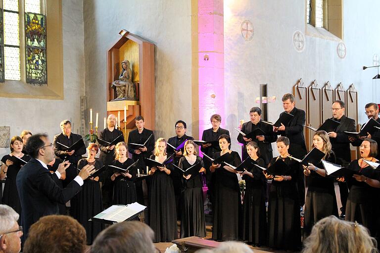 Ein begeisterndes Konzert gab das Vokalensemble Cantabile Regensburg mit seinem Dirigenten Matthias Beckert zum Auftakt der diesjährigen Vionotonale in der Wallfahrtskirche Maria im Weingarten in Volkach.