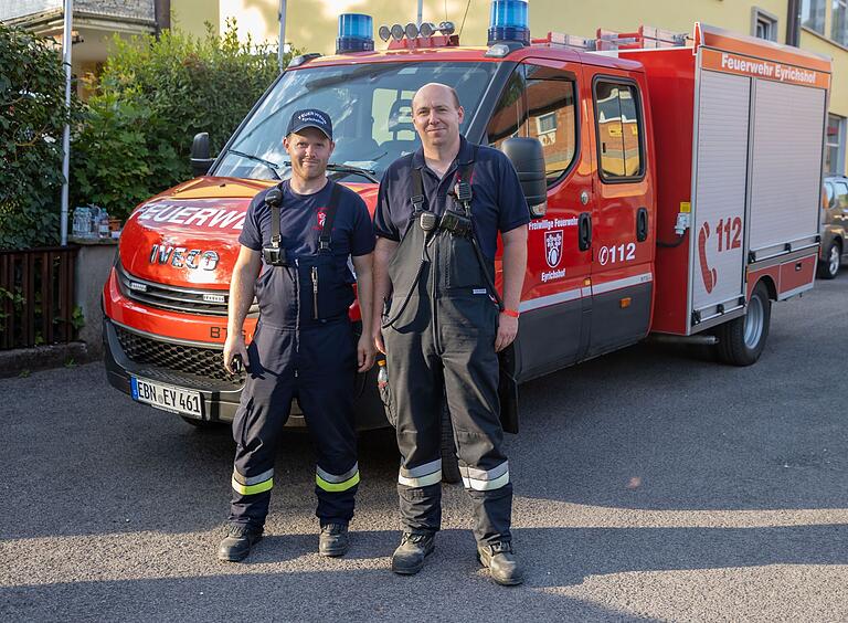 Der erste Kommandant der Eyrichshofer Feuerwehr, Manuel Prediger (rechts), hat auch für das Publikum großes Lob parat. Der erste Kommandant der Eyrichshofer Feuerwehr, Manuel Prediger (rechts), hat auch für das Publikum großes Lob parat.