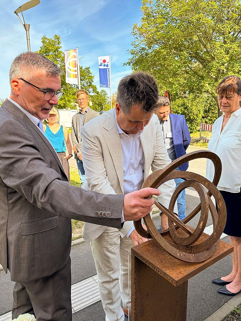 Zusammen mit Stiftungsvorstand Johannes Spielmann gedenkt Jürgen Dusel an einer Gedenkstätte den blinden Schülern, die während der NS-Zeit Zwangs-sterilisiert worden sind. Zusammen mit Stiftungsvorstand Johannes Spielmann gedenkt Jürgen Dusel an einer Gedenkstätte den blinden Schülern, die während der NS-Zeit Zwangs-sterilisiert worden sind.
