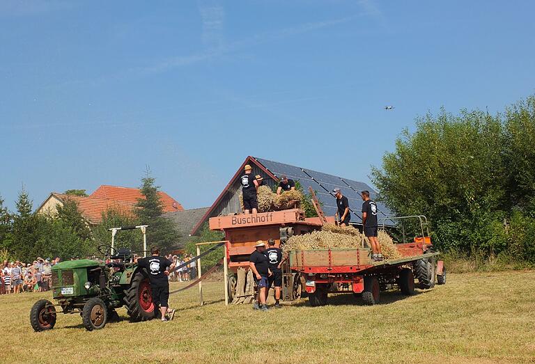 Die 'Stalldorfer Dreschbuam' zeigten das Dreschen nach Art ihrer Vorväter.