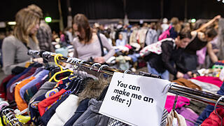 Der Fashion Flohmarkt lockt auch am Sonntag 29.09.24 Menschenmengen in die Posthalle in Würzburg.
