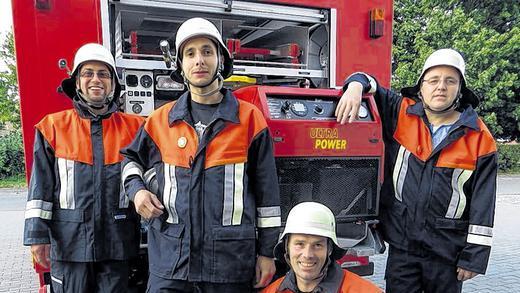 Leistung gezeigt - (kri) 26 Mitglieder der Feuerwehr legten die Leistungsprüfung „Löschangriff“ ab, heißt es in einer Pressemitteilung. Bei 45 aktiven Feuerwehrmännern ist dies eine Beteiligung von über 50 Prozent. Unter der Ausbildung von Kreisbrandmeister Christian Neeser übten die Männer die Themen Fahrzeugkunde, Erste Hilfe und vor allem praktische Abläufe wie Knoten und Stiche auf Zeit. Kreisbrandinspektor Karl Menth und Kreisbrandmeister Michael Albert waren mit der Leistung der Wehrmänner zufrieden. Auch die Jugend hat begeistert mitgemacht. Die Stufe I erreichten: Michael Ernst, Andre Fenzl, Andreas Karl, Felix Metzger, Johannes Mitnacht, Felix Ulsamer, Dominik Roth und Johannes Metzger; Stufe II: Bernd Mark, Steffen Popp, Daniel Kolb und Nico Gessner; Stufe III: Michael Carl und Florian Kolmstetter; StufeI IV: Christian Markgraf, Benjamin Breunig und Bernd Bergmann; Stufe V: Christian Reindl, Bastian Michel, Frank Kolb, Mathias Engelbreit und Werner Korbmann; Gold-Rot: Jürgen Reindl, Andreas Markgraf, Martin Roth und Gunther Raps. Leistung gezeigt - (kri) 26 Mitglieder der Feuerwehr legten die Leistungsprüfung „Löschangriff“ ab, heißt es in einer Pressemitteilung. Bei 45 aktiven Feuerwehrmännern ist dies eine Beteiligung von über 50 Prozent. Unter der Ausbildung von Kreisbrandmeister Christian Neeser übten die Männer die Themen Fahrzeugkunde, Erste Hilfe und vor allem praktische Abläufe wie Knoten und Stiche auf Zeit. Kreisbrandinspektor Karl Menth und Kreisbrandmeister Michael Albert waren mit der Leistung der Wehrmänner zufrieden. Auch die Jugend hat begeistert mitgemacht. Die Stufe I erreichten: Michael Ernst, Andre Fenzl, Andreas Karl, Felix Metzger, Johannes Mitnacht, Felix Ulsamer, Dominik Roth und Johannes Metzger; Stufe II: Bernd Mark, Steffen Popp, Daniel Kolb und Nico Gessner; Stufe III: Michael Carl und Florian Kolmstetter; StufeI IV: Christian Markgraf, Benjamin Breunig und Bernd Bergmann; Stufe V: Christian Reindl, Bastian Michel, Frank Kolb, Mathias Engelbreit und Werner Korbmann; Gold-Rot: Jürgen Reindl, Andreas Markgraf, Martin Roth und Gunther Raps.