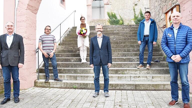 Ein Bild im Zeichen der Coronakrise:
Bei der jüngsten Gemeinderatssitzung verabschiedete  Bürgermeister Karl Gerhard (links) im gebotenen Abstand  die Gemeinderäte  (von links): Rudolf Müller, Ruth Fischer, Leonhard Rauff, Franz-Josef Hebig sowie Dritten Bürgermeister Matthias May.