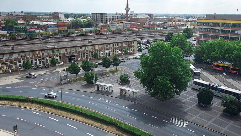 Der Vorplatz am Hauptbahnhof in Schweinfurt sollte schon bis 2026 zur Landesgartenschau umgebaut werden. Die Bauverwaltung gab nun bekannt, dass vor 2030 keine Änderung zu erwarten ist.