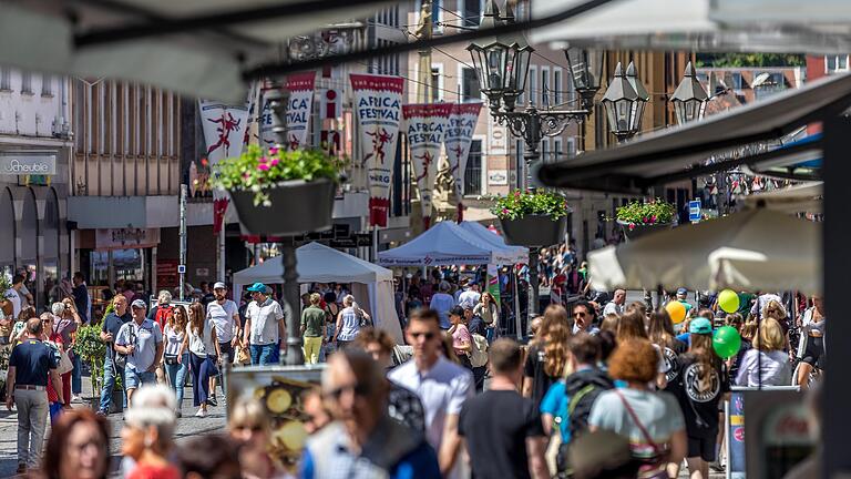 Gut besucht ist die Würzburger Innenstadt auf diesem Bild an einem Samstag im Mai.&nbsp;