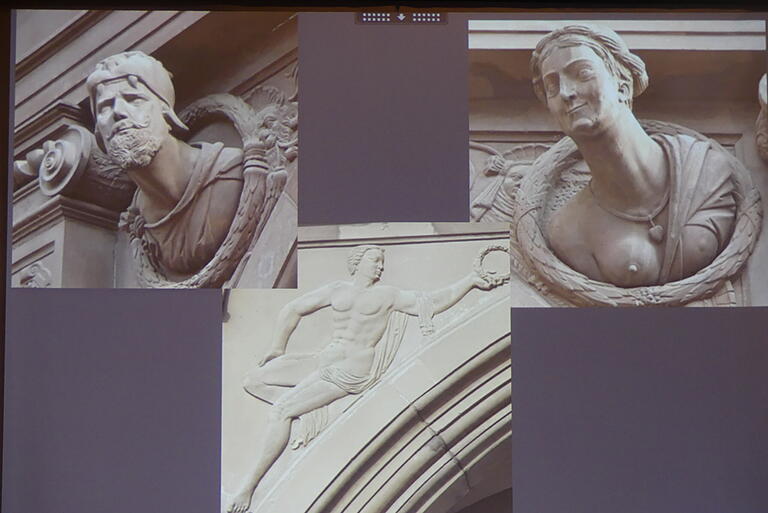 Anregende Kunst am Bau: Ein fescher Herkules sowie zwei weitere wohlgeformte Renaissance-Körper. Anregende Kunst am Bau: Ein fescher Herkules sowie zwei weitere wohlgeformte Renaissance-Körper.
