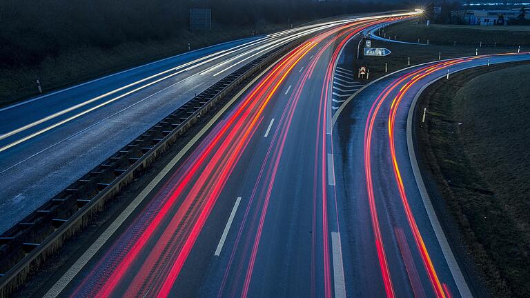 Auf der A 70 soll ein 38-Jähriger absichtlich mit seinem Auto andere Fahrzeuge ausgebremst haben. Jetzt steht er in Schweinfurt vor Gericht.