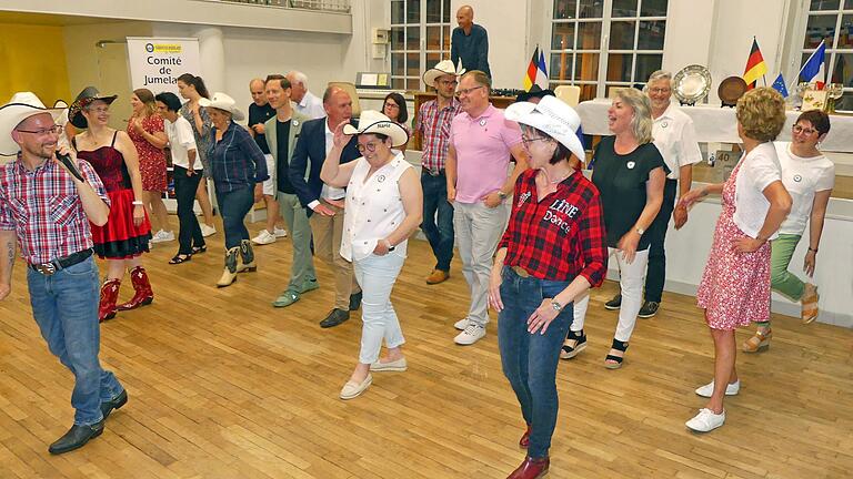 Die Line-Dance-Gruppe aus Mamers erweiterte sich schnell durch Tänzerinnen und Tänzer aus Gerolzhofen. Sie zeigten ihr Können während des Festabends.