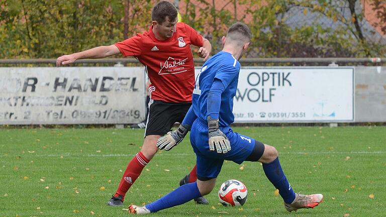 Gleich drei Treffer erzielte Dustin Jankowski (links auf einem Archivbild mit Torwart Johannes Kramb von Viktoria Mömlingen) beim 6:1-Heimsieg seines SV Birkenfeld, der durch den Erfolg den Klassenerhalt perfekt machte.&nbsp;