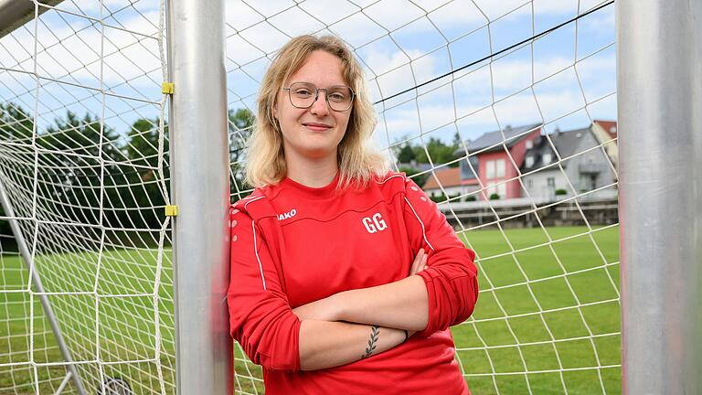 Ihr zweites Zuhause: Giada Glaser auf dem Sportplatz des 1. FC Kirchheim. Bei ihrem Heimatverein ist sie neue Trainerin der zweiten Männer-Mannschaft in der B-Klasse Würzburg 2.