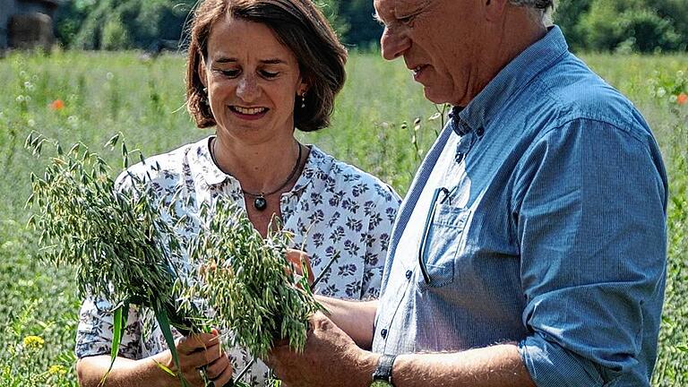 Im Hafer-Feld: Wissenschaftlerin Dr. Heike Will und Dr. Johannes Gottfried Mayer von der Forschungsgruppe Klostermedizin mit der Arzneipflanze des Jahres 2017.