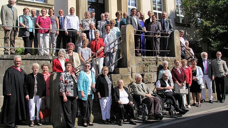 Jubelkonfirmation in Lendershausen - (gkl) In einem feierlichen Gottesdienst, musikalisch gestaltet vom Posaunenchor und von Organistin Jutta Schmidt, erinnerte Pfarrer Sieghard Sapper die Jubelkonfirmanden der Jahrgänge 1936 bis 1991 an ihr „Ja“ zur Kirche. Die silberne Konfirmation feierten die Jahrgänge 1983 bis 1991, konfirmiert von Pfarrer Philipp Klein: Ingrid Hofmaier (geborene Schad), Susanne Schmidt, Robert Wagner, Gerd Scheller, Steve Heß. Zu den goldenen Konfirmanden zählten die Jahrgänge 1966 und 1967, konfirmiert von Pfarrer Friedrich Herold: Ernst Haßfurther, Elly Endreß (geborene Hückmann), Lothar Buchwald, Werner Haßfurther, Brigitte Stühler (geborene Lesser). Diamantene Konfirmation feierten die Jahrgänge 1951 bis 1957, konfirmiert von Pfarrer Benjamin Wildemuth: Hans Brückner, Burkhard von und zu Heßberg, Walter Schüler, Gerlinde May (geborene Bergner), Helga Braun (geborene Müller), Irmgard Koschel (geborene Nagel), Heinrich Brückner, Heinz Städler, Helga Gräf (geborene Schmidt), Irene Riemer (geborene Gräf), Helga Klimach (geborene Kuhn), Martha Lambach (geborene Rösch), Hannelore Schamberger (geborene Schwappach), Elfriede Weber (geborene Bergner), Gerda Franzel (geborene Arnold), Inge Finger (geborene Bernard), Christa Saffer (geborene Lorenz), Hedwig Lehnert (geborene Kääb), Gerda Michalke (geborene Reinhardt), Christa Dorn (geborene Schüler), Boto Kindermann, Günter Rösch, Margarethe Schad (geborene Wagner), Reinhold Schüler, Christa Meinlschmidt (geborene Greubel), Renate Sachs (geborene Hußlein), Birgit Seidel (geborene Schmidt). Gnadene Konfirmation feierten die Jahrgänge 1943 bis 1947, konfirmiert von Pfarrer Georg Distler (1943 bis 1945) und Pfarrer Georg Meyer (1946 und 1947): Inge Elflein (geborene Haßfurter), Martha Schmitt (geb. Krug), Manfred Kindermann, Luise Schunk (geb. Schleyer), Hermann Schad. Kronjuwelen-Konfirmation feierte August Haßfurther, der 1936 von Pfarrer Alexander Delitz konfirmiert wurde. Jubelkonfirmation in Lendershausen - (gkl) In einem feierlichen Gottesdienst, musikalisch gestaltet vom Posaunenchor und von Organistin Jutta Schmidt, erinnerte Pfarrer Sieghard Sapper die Jubelkonfirmanden der Jahrgänge 1936 bis 1991 an ihr „Ja“ zur Kirche. Die silberne Konfirmation feierten die Jahrgänge 1983 bis 1991, konfirmiert von Pfarrer Philipp Klein: Ingrid Hofmaier (geborene Schad), Susanne Schmidt, Robert Wagner, Gerd Scheller, Steve Heß. Zu den goldenen Konfirmanden zählten die Jahrgänge 1966 und 1967, konfirmiert von Pfarrer Friedrich Herold: Ernst Haßfurther, Elly Endreß (geborene Hückmann), Lothar Buchwald, Werner Haßfurther, Brigitte Stühler (geborene Lesser). Diamantene Konfirmation feierten die Jahrgänge 1951 bis 1957, konfirmiert von Pfarrer Benjamin Wildemuth: Hans Brückner, Burkhard von und zu Heßberg, Walter Schüler, Gerlinde May (geborene Bergner), Helga Braun (geborene Müller), Irmgard Koschel (geborene Nagel), Heinrich Brückner, Heinz Städler, Helga Gräf (geborene Schmidt), Irene Riemer (geborene Gräf), Helga Klimach (geborene Kuhn), Martha Lambach (geborene Rösch), Hannelore Schamberger (geborene Schwappach), Elfriede Weber (geborene Bergner), Gerda Franzel (geborene Arnold), Inge Finger (geborene Bernard), Christa Saffer (geborene Lorenz), Hedwig Lehnert (geborene Kääb), Gerda Michalke (geborene Reinhardt), Christa Dorn (geborene Schüler), Boto Kindermann, Günter Rösch, Margarethe Schad (geborene Wagner), Reinhold Schüler, Christa Meinlschmidt (geborene Greubel), Renate Sachs (geborene Hußlein), Birgit Seidel (geborene Schmidt). Gnadene Konfirmation feierten die Jahrgänge 1943 bis 1947, konfirmiert von Pfarrer Georg Distler (1943 bis 1945) und Pfarrer Georg Meyer (1946 und 1947): Inge Elflein (geborene Haßfurter), Martha Schmitt (geb. Krug), Manfred Kindermann, Luise Schunk (geb. Schleyer), Hermann Schad. Kronjuwelen-Konfirmation feierte August Haßfurther, der 1936 von Pfarrer Alexander Delitz konfirmiert wurde.