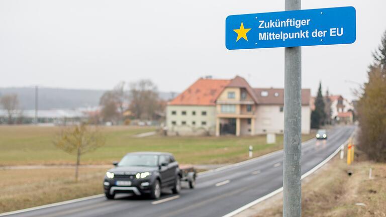 Dieses Schild weist in Gadheim auf den künftigen EU-Mittelpunkt hin.