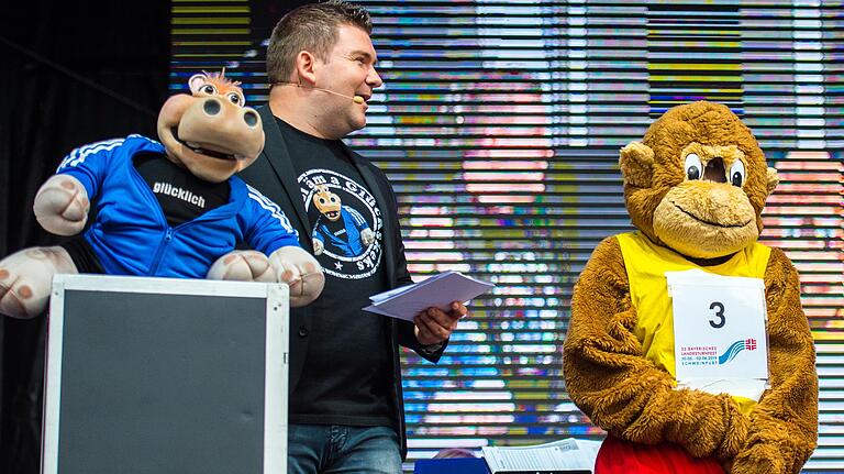 Erstmals gab es bei einem Bayerisches Landesturnfest einen Maskottchenlauf. Schweinfurts Maskottchen 'Schweini'musste den Sieg dem Äffchen Taffi der detuschen Turnerjungend überlassen. Das wurde von Sebastian Reich und Nilpferd Amanda geehrt. Erstmals gab es bei einem Bayerisches Landesturnfest einen Maskottchenlauf. Schweinfurts Maskottchen 'Schweini'musste den Sieg dem Äffchen Taffi der detuschen Turnerjungend überlassen. Das wurde von Sebastian Reich und Nilpferd Amanda geehrt.