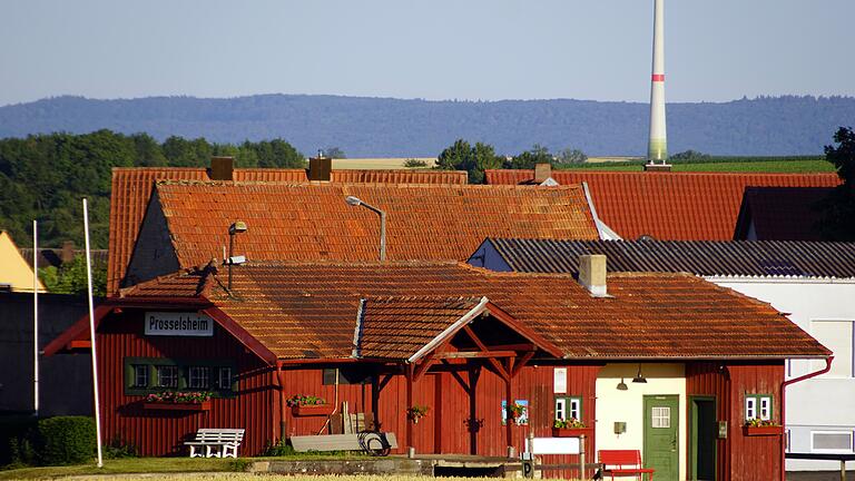 Das kleine Bahnhofsgebäude in Prosselsheim steht noch. Wenn die Mainschleifenbahn wiederbelebt wird, könnte der Bahnhof auf der Strecke zwischen Volkach und Seligenstadt wieder an Bedeutung gewinnen.