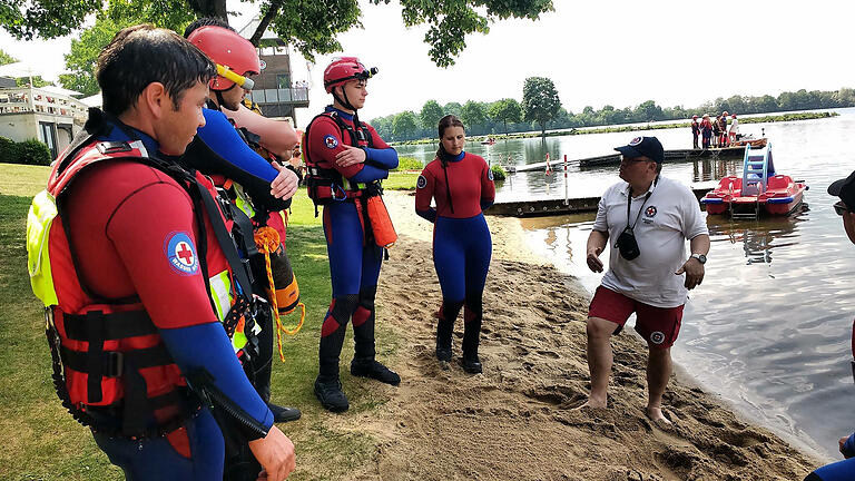 Ausbildung zum Rettungsschwimmer am Main (von links): Nehmat Husseini, Dominik Benchert, Marina Reinwald, Ausbilder Jürgen Russ