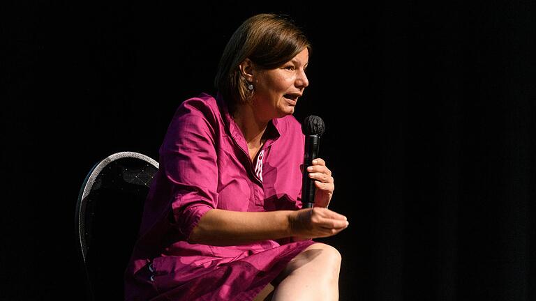 Manuela Rottmann bei einer Podiumsdiskussion diesen Sommer in Würzburg.