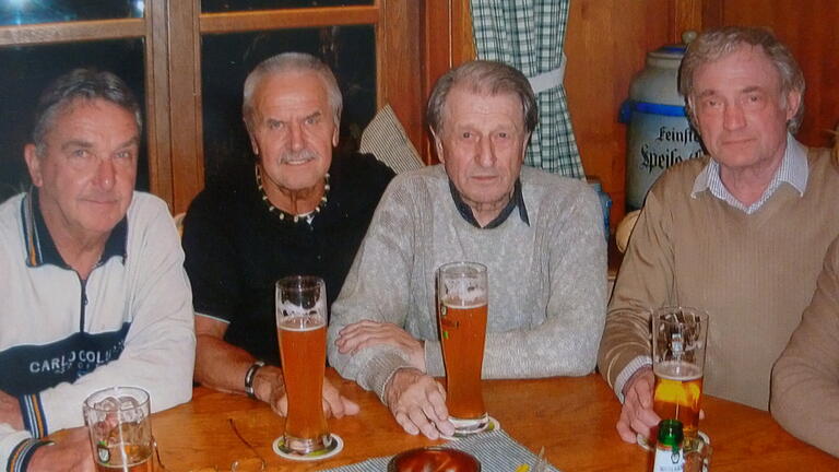 Legenden-Treffen: die ehemaligen Würzburger Fußballer (von links) Siggi Scherzer, Walter Szaule, Helmut Siebert und der inzwischen verstorbene Friedhelm 'Hugo' Groppe beim Bierchen.