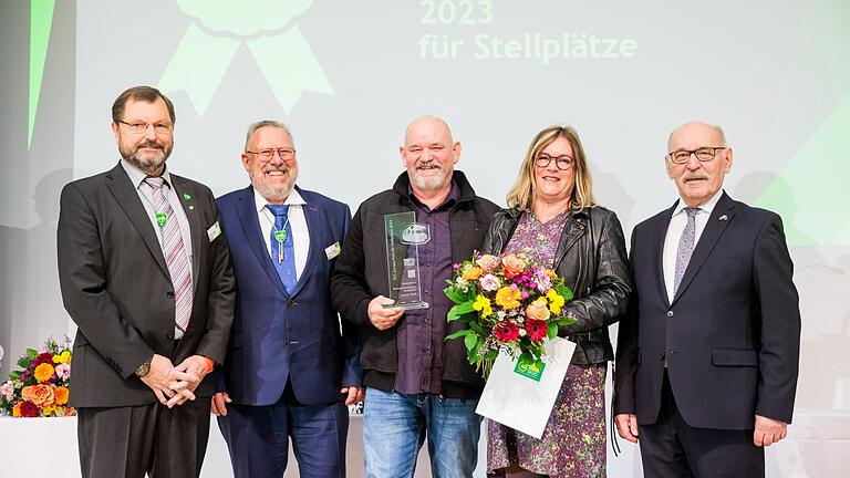 Auszeichnung auf der Urlaubsmesse 'Reisen und Camping' in Essen (von links):&nbsp; DCC-Präsident Dieter Albert, Vizepräsident Udo Hunstiege, Karl-Heinz und Jutta Reuß&nbsp; sowie Rudolf&nbsp; Jelinek, Zweiter Bürgermeister von Essen.