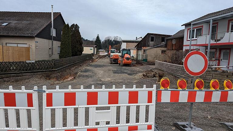 Bei der Sanierung der Ortsdurchfahrt Unterelsbach fallen Gehweg, Straßenbeleuchtung, Kanal oder Wasser in die Zuständigkeit des Marktes Oberelsbach. Bei der Sanierung der Ortsdurchfahrt Unterelsbach fallen Gehweg, Straßenbeleuchtung, Kanal oder Wasser in die Zuständigkeit des Marktes Oberelsbach.