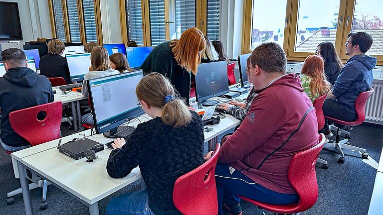 Schüler der Berufsfachschule Technischer Assistent für Informatik unterstützten die Schülerinnen beim Programmieren eine Ampelschaltung. Schüler der Berufsfachschule Technischer Assistent für Informatik unterstützten die Schülerinnen beim Programmieren eine Ampelschaltung.