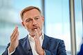 Finanzminister Christian Lindner im Sat.1-Interview       -  Seit sie sich telefonisch krankschreiben lassen können, fehlten mehr Menschen im Job, meint Lindner. (Archivbild)