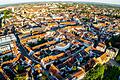 Blick auf die Innenstadt Schweinfurts aus der Luft, in der Bildmitte das Rathaus und der Marktplatz, rechts der Beginn der Rückertstraße, links der Main.