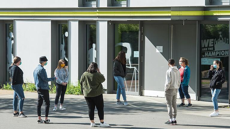 Abstand, Hygieneregeln, Masken: Der Alltag an den Schulen ist ein anderer geworden. Ob im Herbst alles wieder auf Normalbetrieb gehen kann, daran gibt es Zweifel. Unser Symbolbild entstand an der Frieden-Mittelschule zum Schulstart nach der Zwangspause im Juni. Abstand, Hygieneregeln, Masken: Der Alltag an den Schulen ist ein anderer geworden. Ob im Herbst alles wieder auf Normalbetrieb gehen kann, daran gibt es Zweifel. Unser Symbolbild entstand an der Frieden-Mittelschule zum Schulstart nach der Zwangspause im Juni.