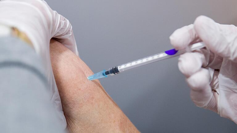  Der Landkreis Haßberge verteidigt es, dass das Sonderkontingent von 800 Dosen mit dem Impfstoff von Johnson & Johnson an alle interessierten Bürger vergeben wird - und nicht allein an Personen der Prio-Gruppe 3 (hier ein Symbolbild). Der Landkreis Haßberge verteidigt es, dass das Sonderkontingent von 800 Dosen mit dem Impfstoff von Johnson & Johnson an alle interessierten Bürger vergeben wird - und nicht allein an Personen der Prio-Gruppe 3 (hier ein Symbolbild).