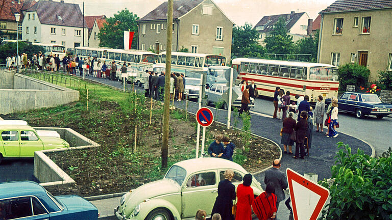 Mit einem großen Festumzug in Gerolzhofen wurde im Jahr 1972 die Unterzeichnung des Vertrags zur Städtepartnerschaft zwischen Mamers und Gerolzhofen gefeiert.