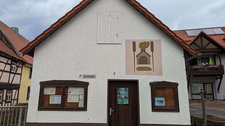 Zentrum des Dorflebens: Das Ginolfser Backhaus in seiner heutigen Gestalt. Zentrum des Dorflebens: Das Ginolfser Backhaus in seiner heutigen Gestalt.
