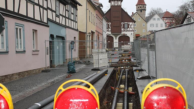 Die Bauarbeiten für die Erweiterung des Nahwärmenetzes in Ostheim haben begonnen, hier im Bereich des Schlösschens. Die Bauarbeiten für die Erweiterung des Nahwärmenetzes in Ostheim haben begonnen, hier im Bereich des Schlösschens.