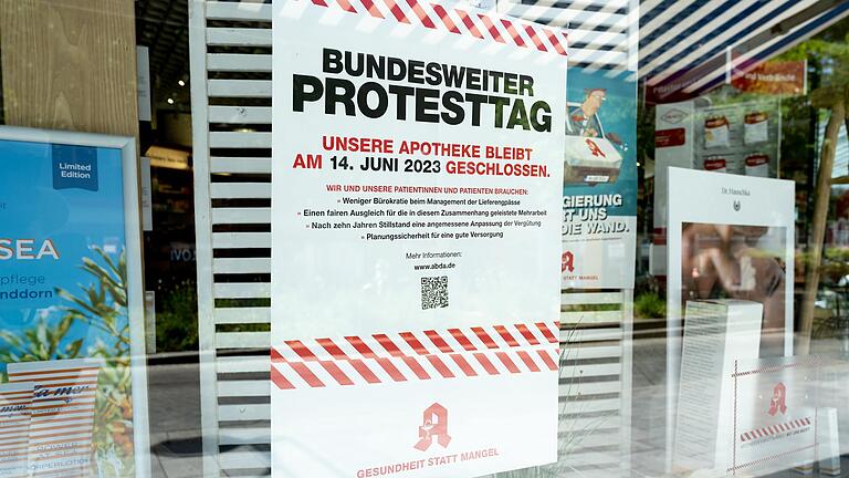 Mit Plakaten wie hier in der Hubertus Apotheke in Schweinfurt weisen Apotheken auf den Protesttag am 14. Juni hin. So soll niemand von verschlossenen Türen überrascht werden.