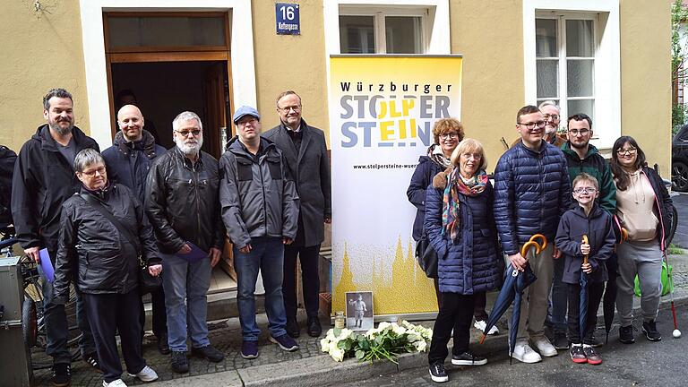 In der Kettengasse 16 haben Selbstvertretung, Personalrat, Institutsleitung und Vorstand der Blindeninstitutsstiftung zusammen mit Mitgliedern der Würzburger Stolpersteine an das NS-Opfer Georg König erinnert.