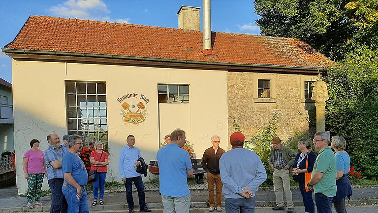 Die Teilnehmer der ÖDP-Exkursion vor dem Kommunbrauhaus in Buch. Die Teilnehmer der ÖDP-Exkursion vor dem Kommunbrauhaus in Buch.