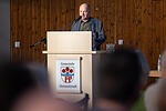Infoveranstaltung in Himmelstadt zur geplanten Geflüchtetenunterkunft       -  Bürgermeister Herbert Hemmelmann eröffnet den Abend und richtet die ersten Worte an die geschätzt gut 300 Besucherinnen und Besucher. Rund 300 Menschen besuchen am 07.04.25 die Informationsveranstaltung in der Mehrzweckhalle in Himmelstadt zur geplanten und umstrittenen Unterkunft für Geflüchtete. Zum Diskussionsabend wurden auch Vertreter der Politik, der Regierung und der Polizei geladen.