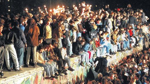 Ein historischer Moment: In der Nacht vom 9. auf den 10. November fällt in Berlin die Mauer &ndash; die Menschen feiern, Wunderkerzen flammen auf. Anita Kaltenbach aus Schweinfurt sitzt währenddessen ahnungslos im Auto, fährt in Richtung Grenzübergang, wo sie eine Überraschung erlebt.