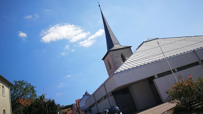 Schräges Symbolbild von der Pfarrkirche in Forst. Bereits einmal erschienen im August mit der Unterzeile 'Haussegen hängt schief, in der Kirchengemeinde in Forst.' Dazu gehört aber auch ein journalistisch falsches Verhalten, das hier beschrieben ist.