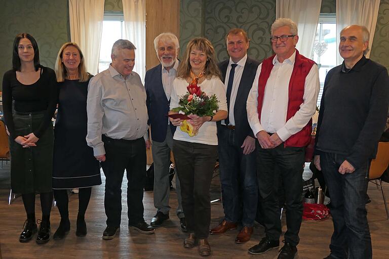 Es waren viele gekommen, um nicht nur bei der Weihnachtsfeier, sondern auch bei der Ehrung mit dabei zu sein. Dazu gehörten Thomas Eberth (Vorsitzender des BRK Bezirksverbandes Würzburg), sein Stellvertreter und Altbürgermeister Peter Wesselowsky, Achim Schmitt-Prinz (Sachgebietsleiter Sozialpsychiatrie) und Roland Franz (Ehrenamtsausbilder). Es waren viele gekommen, um nicht nur bei der Weihnachtsfeier, sondern auch bei der Ehrung mit dabei zu sein. Dazu gehörten Thomas Eberth (Vorsitzender des BRK Bezirksverbandes Würzburg), sein Stellvertreter und Altbürgermeister Peter Wesselowsky, Achim Schmitt-Prinz (Sachgebietsleiter Sozialpsychiatrie) und Roland Franz (Ehrenamtsausbilder).