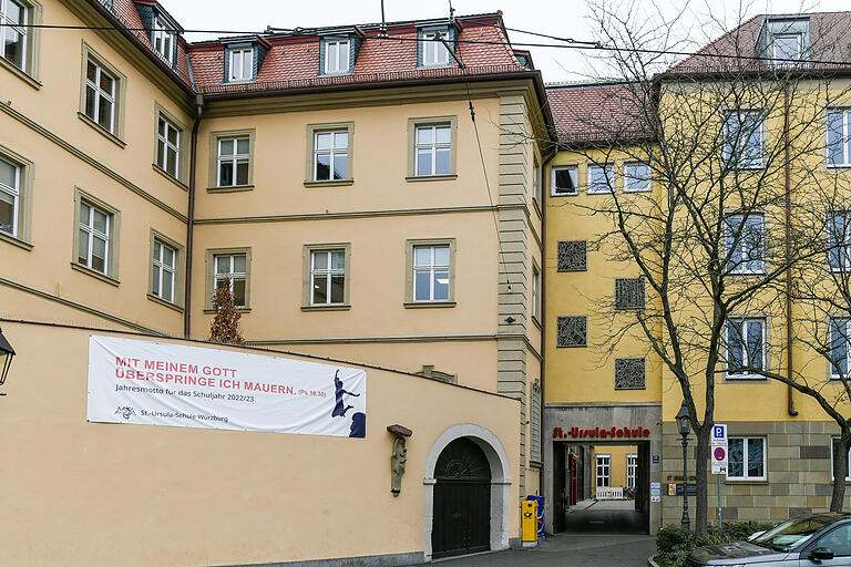 Bei der St. Ursula-Realschule handelt es sich um eine reine Mädchenschule mit christlichem Schulprofil.