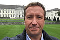 Dirk Ludwig vor dem Haus eines neuen Kunden: Der Metzger aus Schlüchtern beliefert jetzt auch die Küche von Schloss Bellevue in Berlin. Foto: Dirk Ludwig       -  Dirk Ludwig vor dem Haus eines neuen Kunden: Der Metzger aus Schlüchtern beliefert jetzt auch die Küche von Schloss Bellevue in Berlin. Foto: Dirk Ludwig