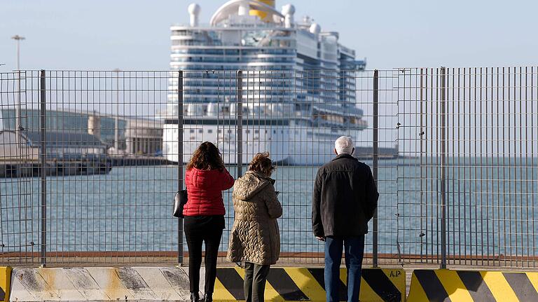6000 Kreuzfahrttouristen durften am Donnerstag im italienischen Civitavecchia nicht von Bord, weil bei zwei chinesischen Passagieren ein Corona-Verdacht bestand. 6000 Kreuzfahrttouristen durften am Donnerstag im italienischen Civitavecchia nicht von Bord, weil bei zwei chinesischen Passagieren ein Corona-Verdacht bestand.