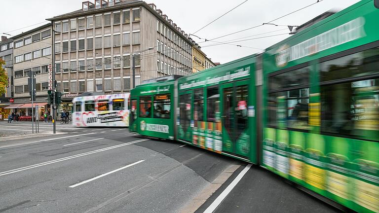 Zumindest für Würzburger Straßenbahn GmbH sollen jährliche Tariferhöhungen künftig verhindert werden. Im Bild der Straßenbahnverkehr an der Einmündung zur Kaiserstraße.