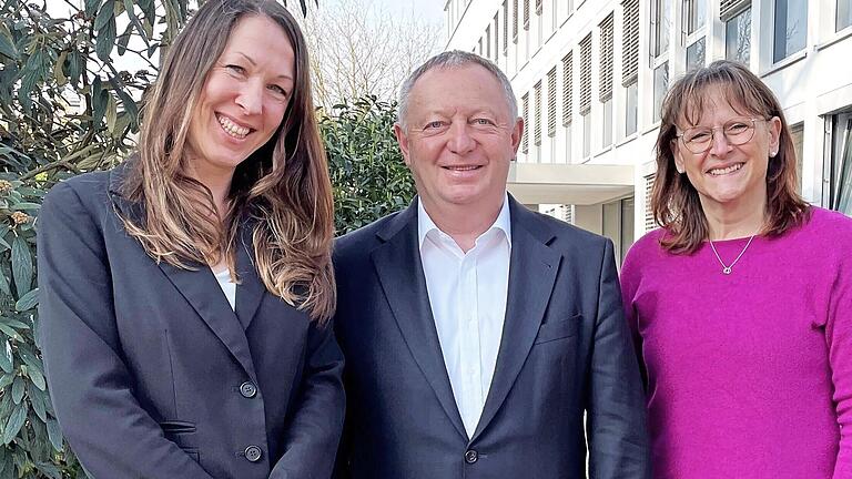 Antje Rink (links) und ihre Stellvertreterin Andrea Herzer mit Landrat Thomas Bold - Antje Rink (links) und ihre Stellvertreterin Andrea Herzer mit Landrat Thomas Bold Antje Rink (links) und ihre Stellvertreterin Andrea Herzer mit Landrat Thomas Bold - Antje Rink (links) und ihre Stellvertreterin Andrea Herzer mit Landrat Thomas Bold