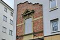 Die Fassade in der Virchowstraße 10 erinnert an die Zerstörung des Hauses am 16. März 1945. 60 Jahre lang war es eine Ruine und nur auf der unteren Ebene bewohnbar.&nbsp;