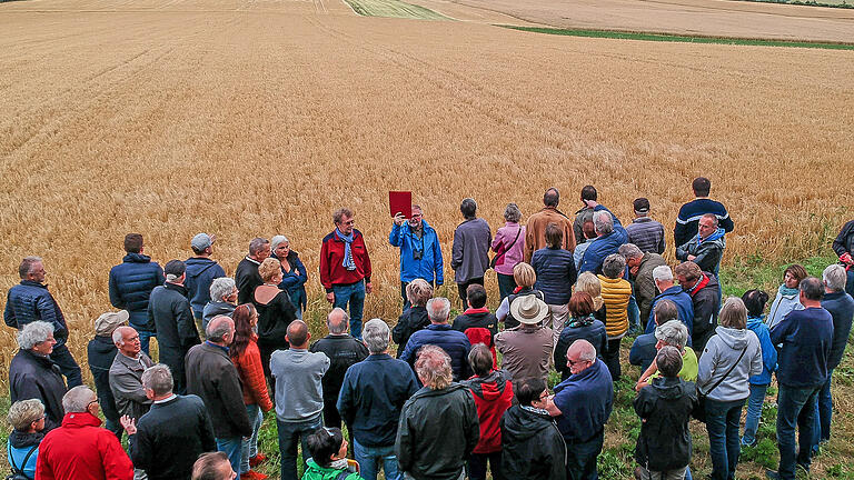 Zahlreiche interessierte Bürgerinnen und Bürger vom Heuchelhof, aus Rottenbauer, Reichenberg und Heidingsfeld trafen sich kürzlich am in der engeren Auswahl stehenden Standort an der Y-Spange. Im Hintergrund ist der Stadtteil Rottenbauer zu erkennen. Foto: Jan Maier Zahlreiche interessierte Bürgerinnen und Bürger vom Heuchelhof, aus Rottenbauer, Reichenberg und Heidingsfeld trafen sich kürzlich am in der engeren Auswahl stehenden Standort an der Y-Spange. Im Hintergrund ist der Stadtteil Rottenbauer zu erkennen. Foto: Jan Maier
