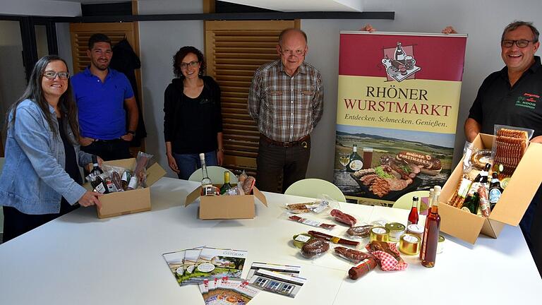Corona-bedingt findet der Rhöner Wurstmarkt heuer ausschließlich virtuell statt. Wer Rhöner Wurst und Schinken verkosten möchte, kann ab September Feinschmeckerpakete ordern. Diese präsentieren (von links) Susanne Orf (Kommunalunternehmen Tourismus und Marketing Ostheim v. d. Rhön), Christian Roßmann (Meine Dorfzeile), Nadja Schneider (Dachmarke Rhön), Michael Geier vom Biosphärenreservat Rhön sowie Metzgermeister Anton Koob. Corona-bedingt findet der Rhöner Wurstmarkt heuer ausschließlich virtuell statt. Wer Rhöner Wurst und Schinken verkosten möchte, kann ab September Feinschmeckerpakete ordern. Diese präsentieren (von links) Susanne Orf (Kommunalunternehmen Tourismus und Marketing Ostheim v. d. Rhön), Christian Roßmann (Meine Dorfzeile), Nadja Schneider (Dachmarke Rhön), Michael Geier vom Biosphärenreservat Rhön sowie Metzgermeister Anton Koob.
