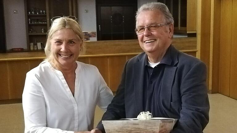 Das neue Ehrenmitglied Bernd Wiedemann und die neue Vorsitzende Karin Öhm.