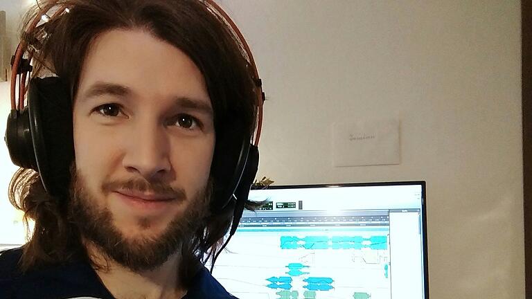 Damian Scholl, Filmmusikkomponist, in seinem Studio in Berlin, wo die Musik für den Dokumentarfilm 'Plastic Fantastic' entstanden ist.